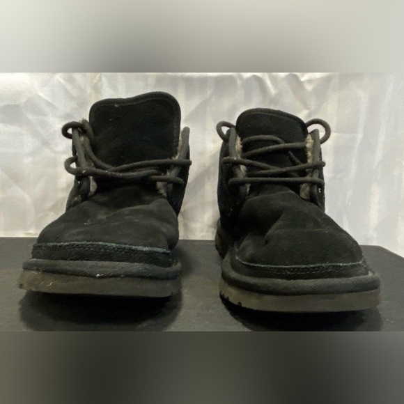 ? UGG Neumel Chukka Boots Men’s Size 10 – Black Sheepskin Suede ?